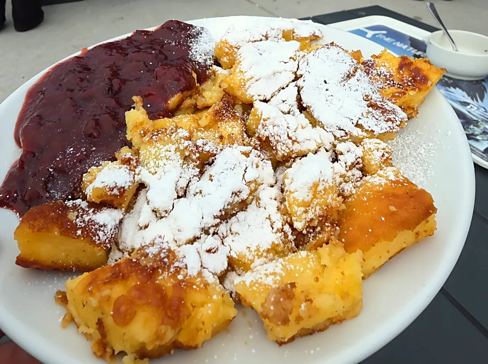 Kaiserschmarrn s povidly na terase restaurace Alpincenter