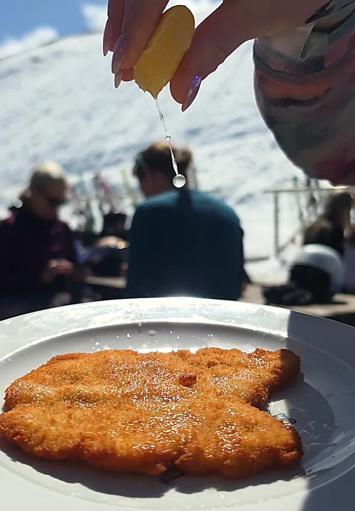 Řízek s citronem na terase restaurace Alpincenter