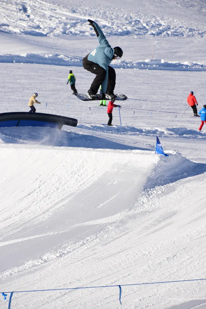 Jezdec skáče přes box ve snowparku