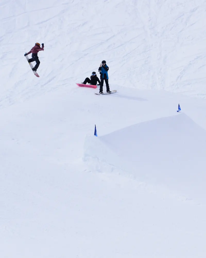 Skok na můstku ve snowparku